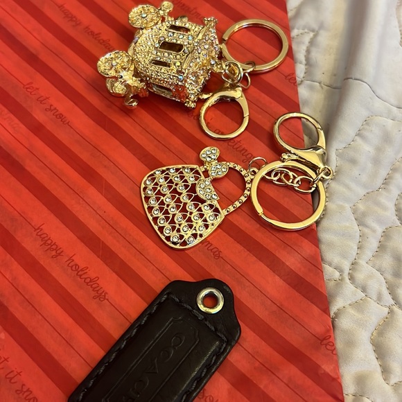 Sold elsewhere Beautiful purse charm key chains Gold Coach Carriage - Picture 11 of 12